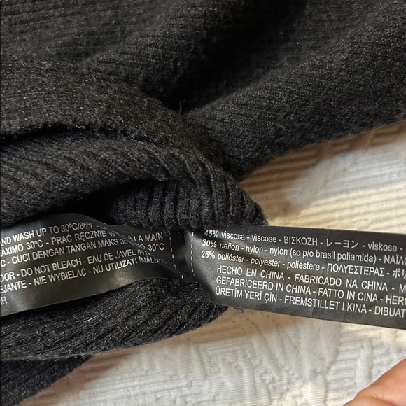 Zara Mock Neck Knit Sweater. Medium - Picture 8 of 8